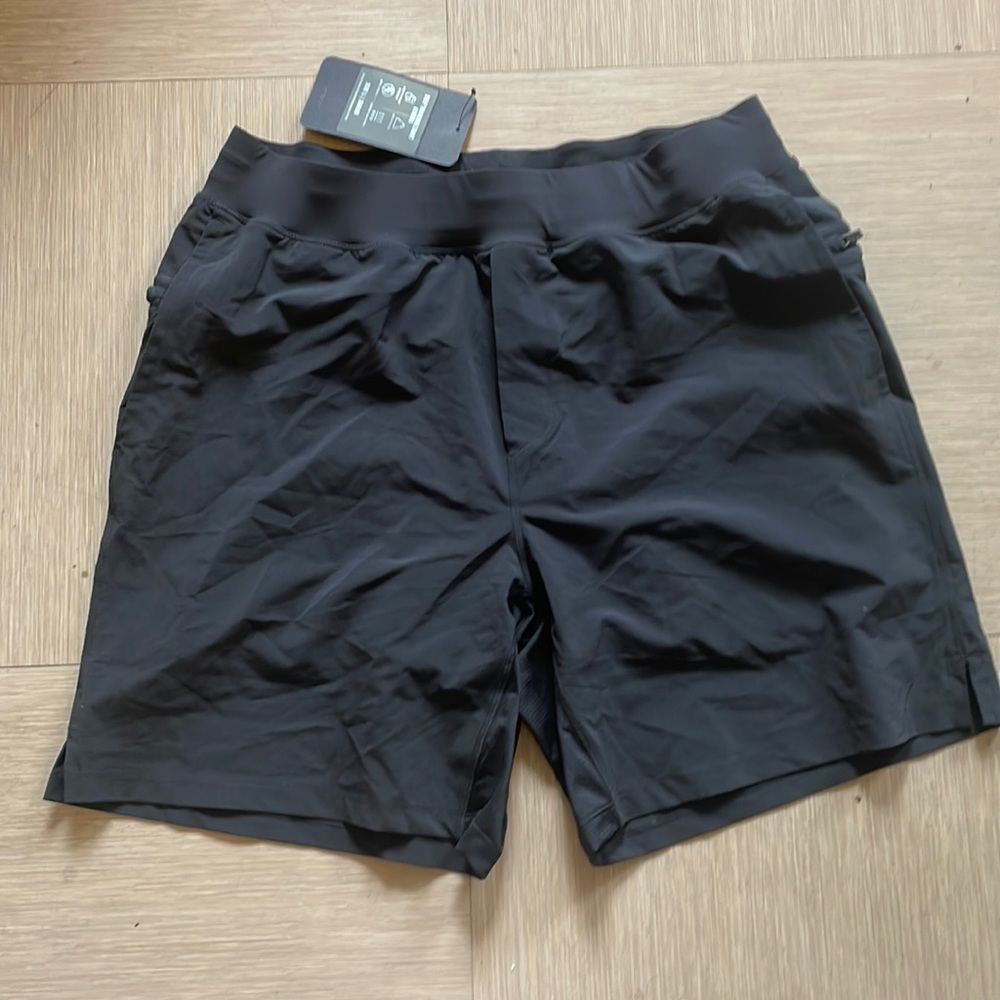 NWT Men’s Black Fabletics 7” Franchise Lined Short-Large